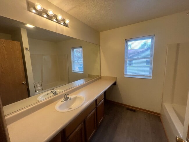 Photo - Beautiful 3-Bedroom Single Family Home in ...