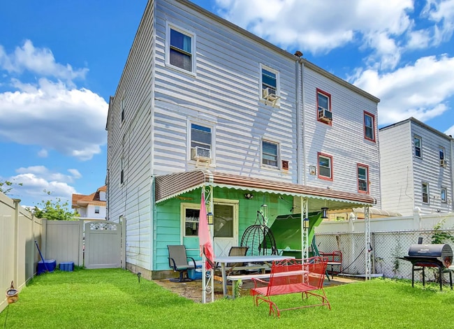 Photo - 5-36 B 72 St