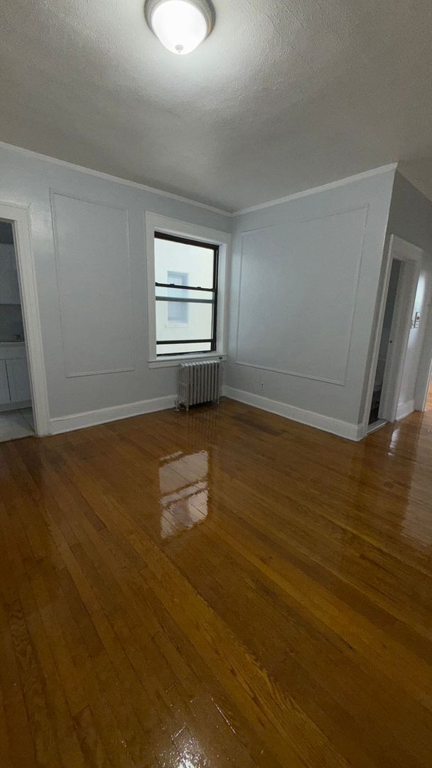 Photo - Hill Manor - Renovated Apartments Near Tra...