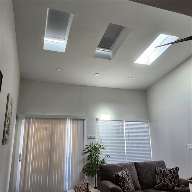 Photo - 29 Chateau St