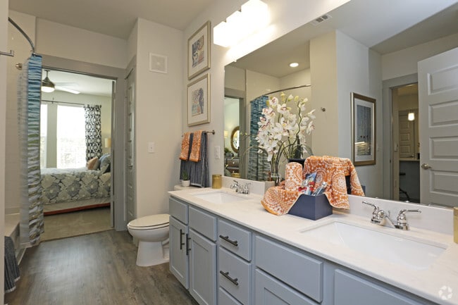 1BR,1BA - 750SF - BATHROOM - The Bridge at Heritage Creekside