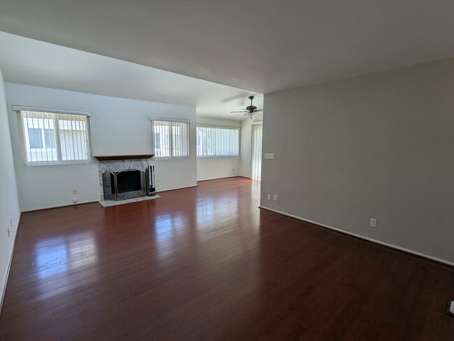 Photo - 22133 Burbank Blvd