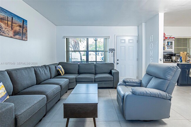 Building Photo - 1425 Arthur St Unit 116