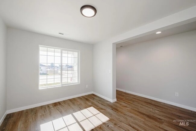 Photo - 812 Strike Eagle St