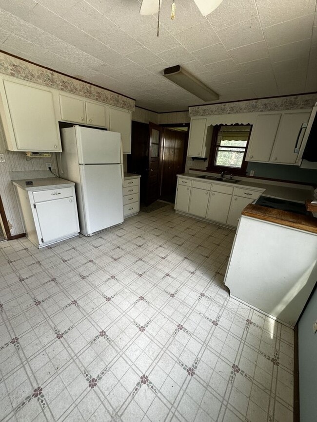 Photo - 4 Bed, 1 Bath - 2 Stall Garage - Single Family Home