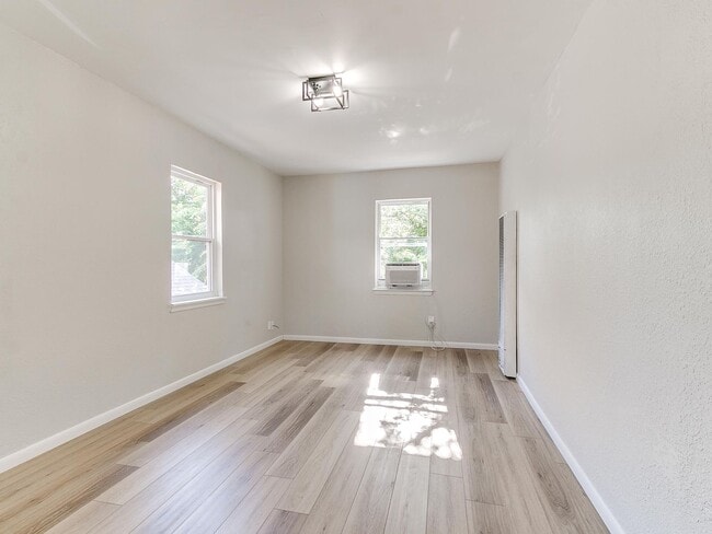 Photo - Newly Remodeled 2 Bed, 1 Bath Apt in Near ...