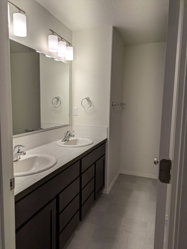 Photo - 3 Bedroom 2.5 Bathroom Townhome