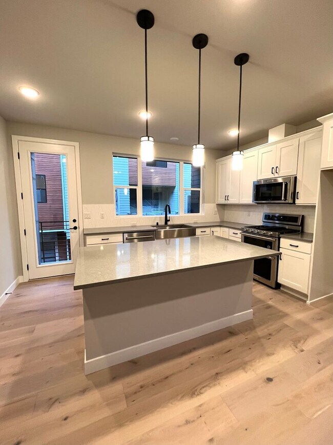 Modern 3Bed/2Bath PLUS 2 car garage Townho... Townhome Townhome Rental in Bellevue WA