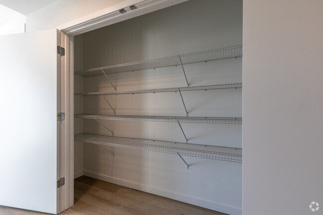 1BR, 1BA - 600SF, Closet