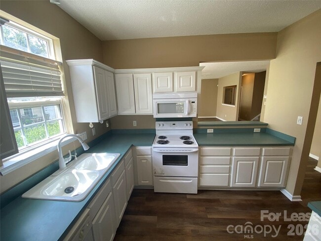 5422 Waverly Lynn Ln