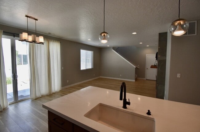 Photo - 968 Spruce Willow Wy