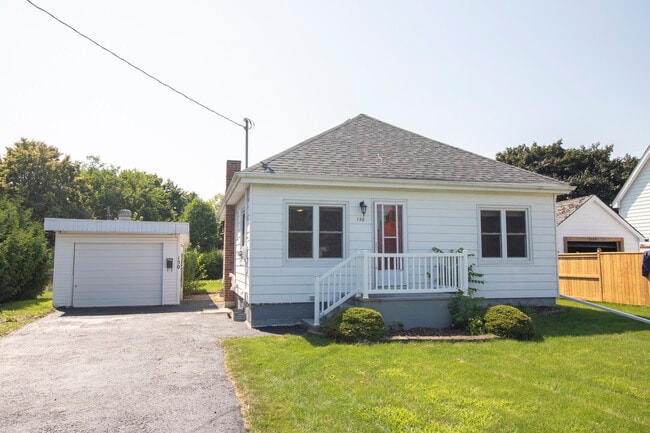 Photo - Cute 2 Bdrm * St Thomas * For Rent * Garage * Yard - AVAILABLE June 1