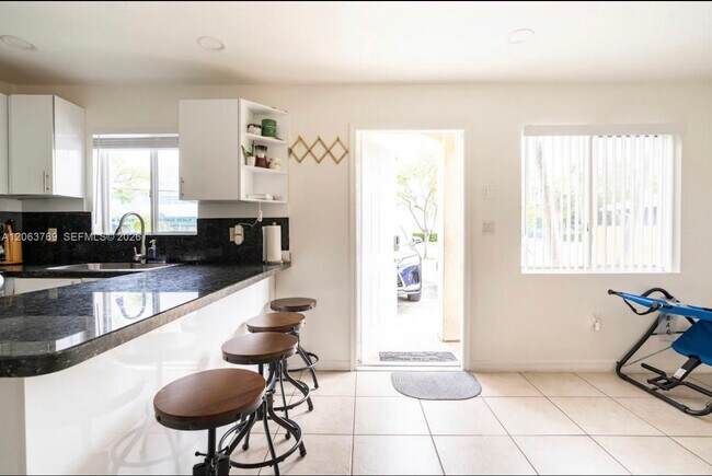 Photo - 925 SW 8th St