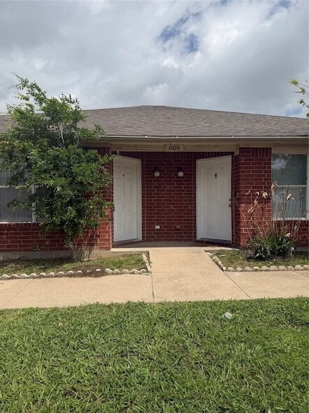 Building Photo - 609 Kings Way Dr Unit A