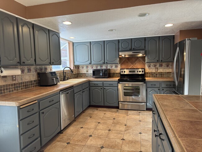 Photo - 1855 King Edward Dr