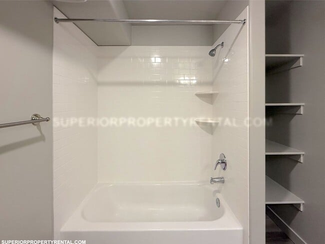 Building Photo - 2 bed, 1 bath Condo