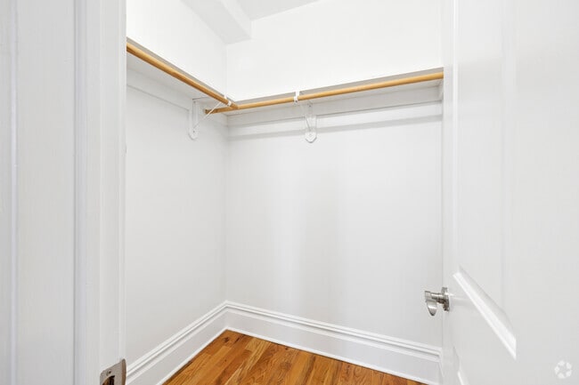 1BR, 1BA w/Den - 812SF - Walk-in Closet