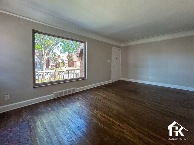 Building Photo - 18461 Washburn St Unit 18461 Washburn Ave - Lower