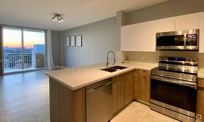 Building Photo - 2425 SW 27th Ave Unit 1107 Rental