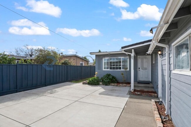 Photo - 28477 Coleridge Ave