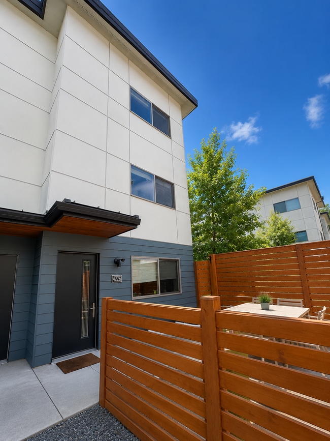 Building Photo - Beacon Hill Townhome