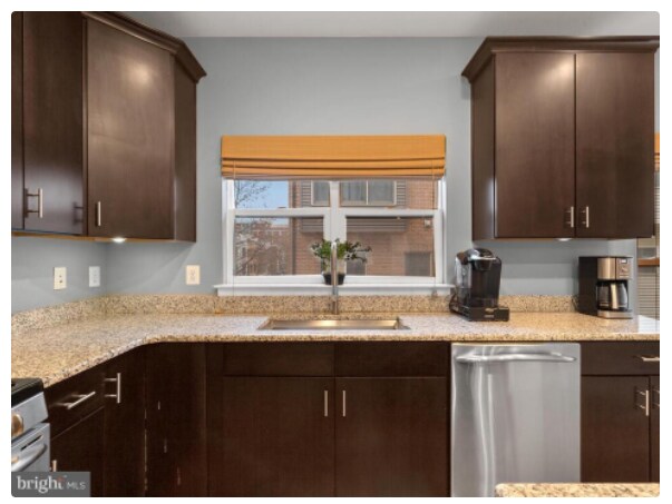 Photo - 5815 Lustine St