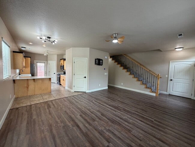 Building Photo - SPACIOUS TOWNHOME FOR RENT!