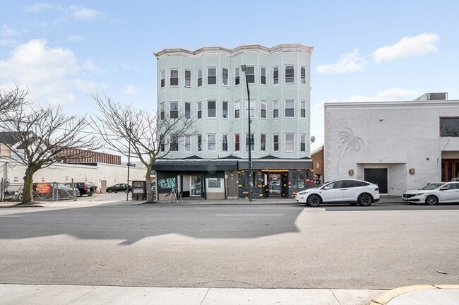 Building Photo - 50 1/2 Common St Unit 5