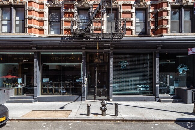 Entrada - 72-74 Thompson St