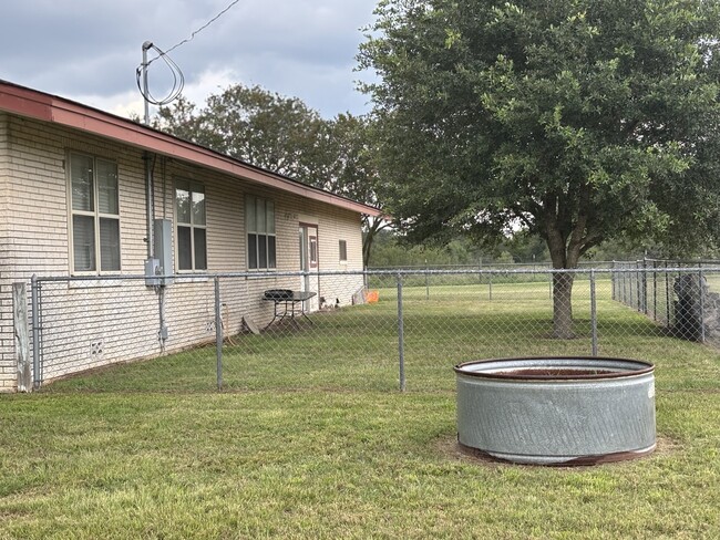 Building Photo - 3987 TX-304