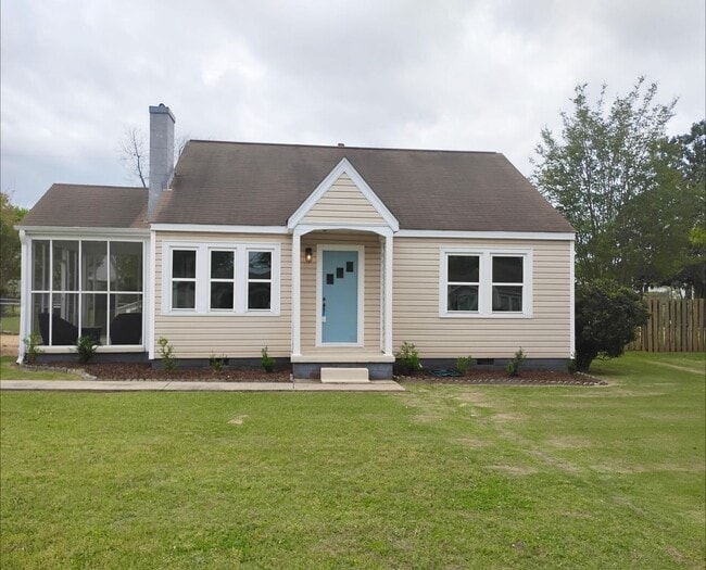 Building Photo - Stunning 3 Bedroom/2 Bath Awaits You