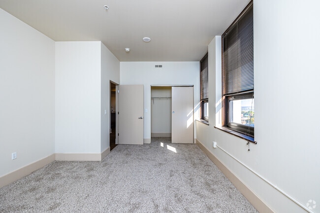 2BR, 1BA - 975 SF
