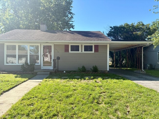 Building Photo - 2 bedroom 1 bath house for rent with a garage