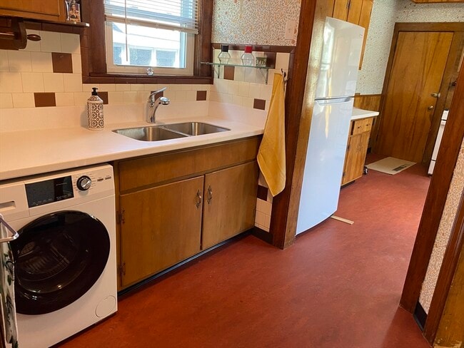 Building Photo - 230 W Fifth St Unit 2