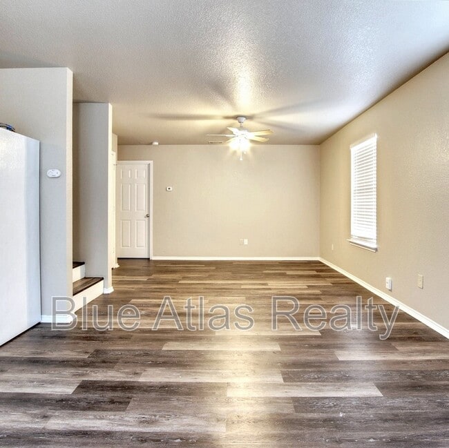 Photo - 402 Kings Way Dr