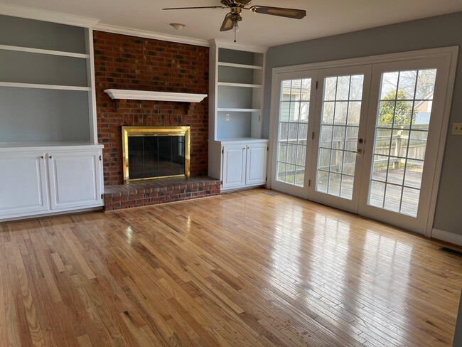 Photo - 929 Woodglen Ct