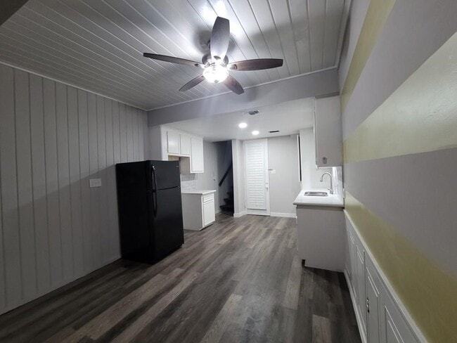 Photo - 28 Lakeway St