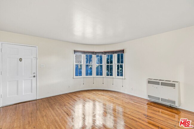 Photo - 3725 S Victoria Ave