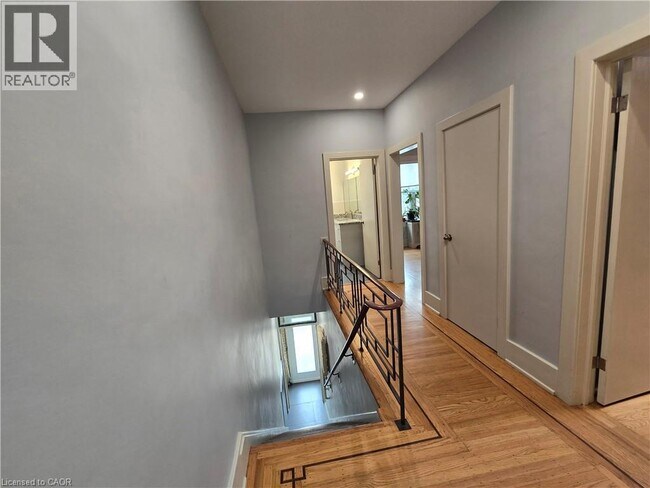 Photo - 971.5 MAIN Street E