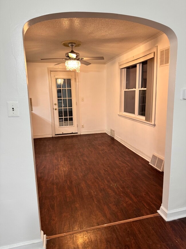 Photo - 1131 Fanshawe St Unit Upstairs
