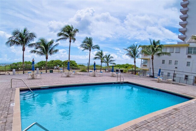 9273 Collins Ave Unidad 506