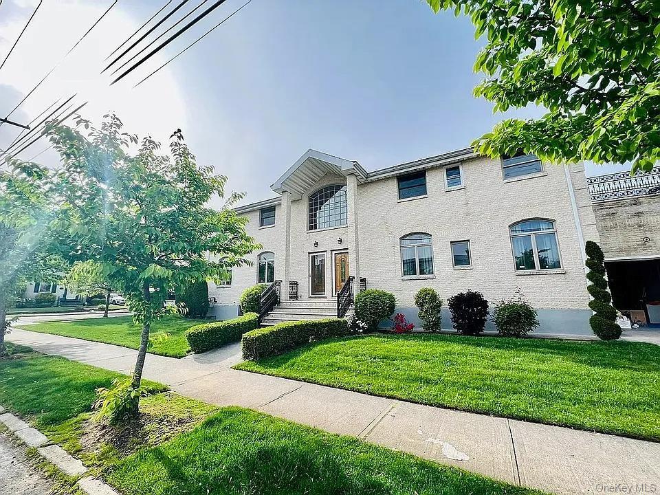 Photo - 56-51 196th St