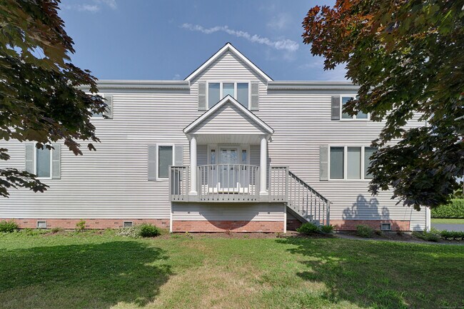 Photo - 560 Fairfield Beach Rd