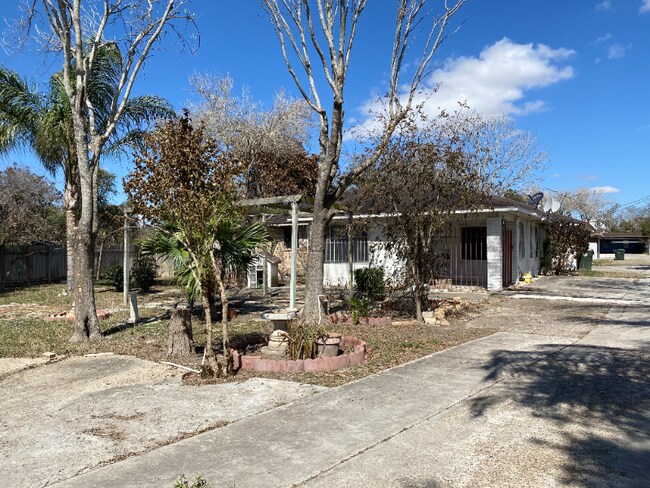 Photo - 613 E Expressway 83