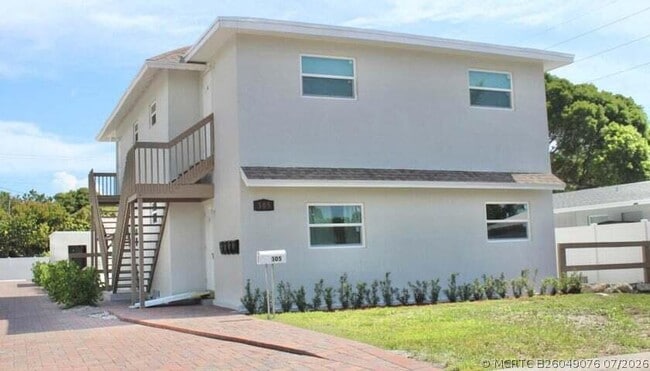 Building Photo - 305 Cypress Dr Unit 1
