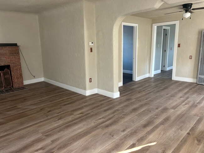Living area P2 - 5984 Redburn Ave