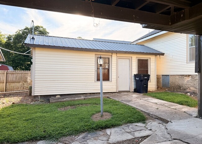 Building Photo - Studio in Main Town • All Utilities Included • Batesville Unit 520 Searcy Street
