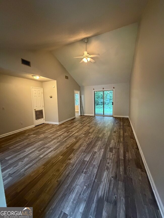 302 Admiral's Walk Dr