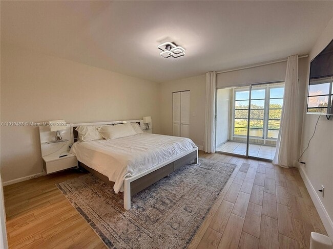 Photo - 4301 Martinique Cir Unidad E4