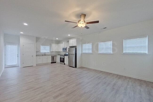 Photo - 130 English Oak Ln